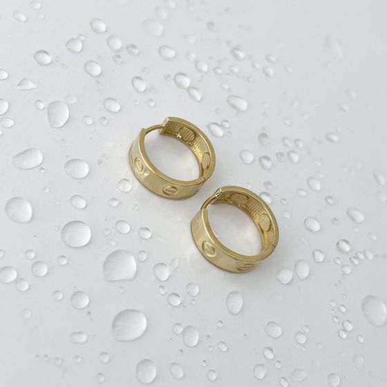 Gold earrings without stones