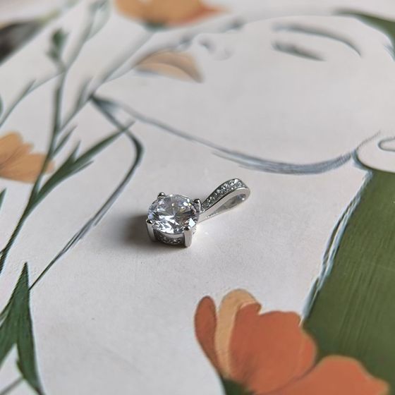 Silver pendant with phianites