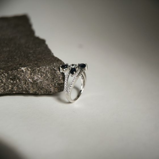 Sterling silver ring with sapphire 2.333ct, phianites
