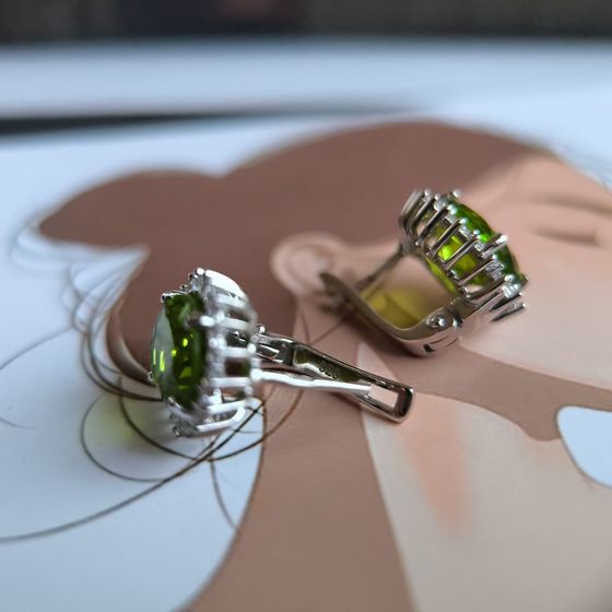 Silver earrings with chrysolite