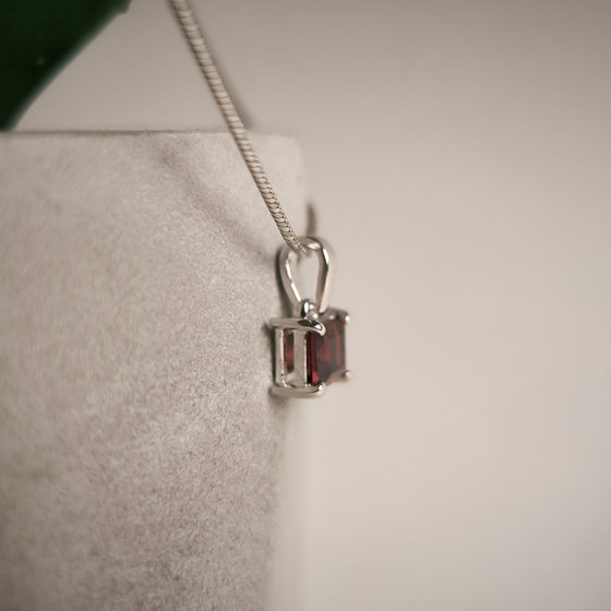 Silver pendant with a 0.923-carat garnet