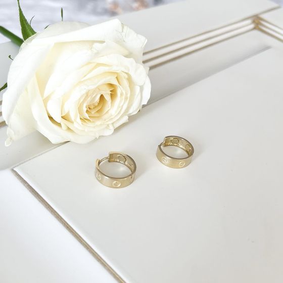 Gold earrings without stones
