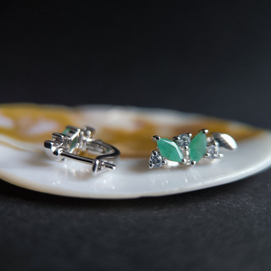 Silver earrings with emerald 1.642ct