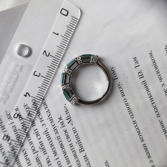 Срібна каблучка з топазом Лондон Блю 1.71ct, фіанітами