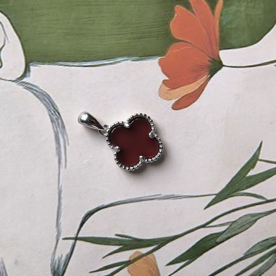 Silver pendant with agate