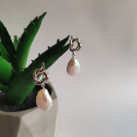 Silver earrings with baroque pearls