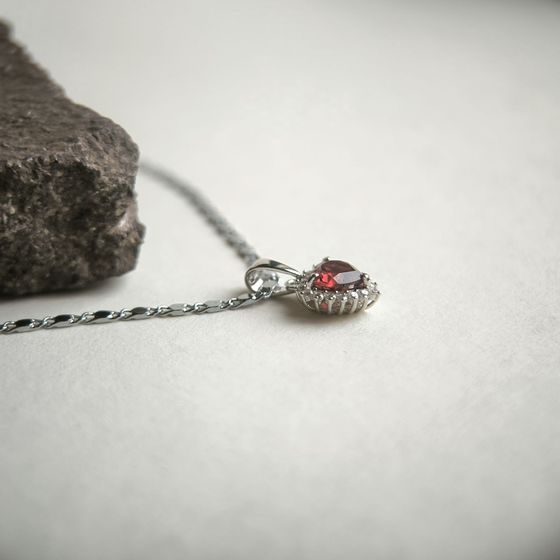 Silver pendant with a 1.144-carat garnet