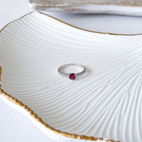 Срібна каблучка з рубіном 0.891ct, фіанітами