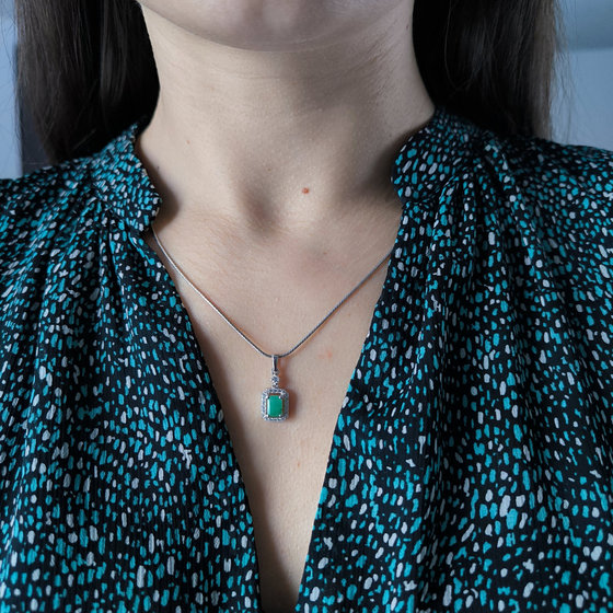 Silver pendant with 1.56ct emerald