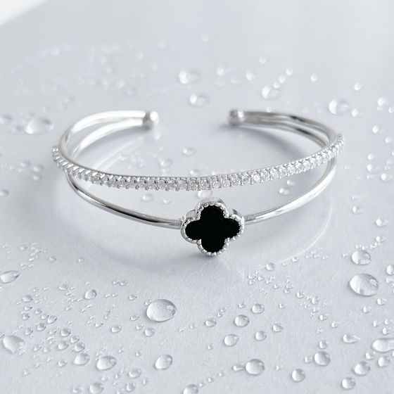 Silver bracelet with onyx