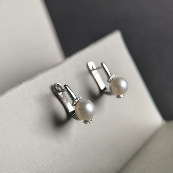 Silver earrings with pearls
