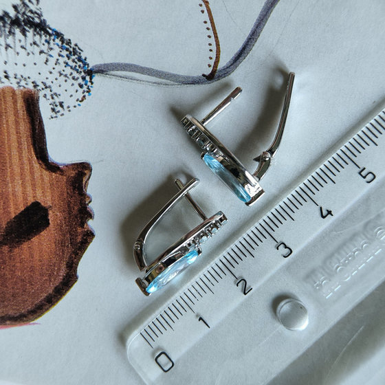 Silver earrings with a 4.428ct topaz