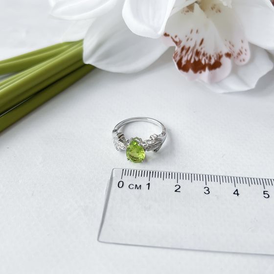 Серебряное кольцо с хризолітом 4.177ct, фианитами