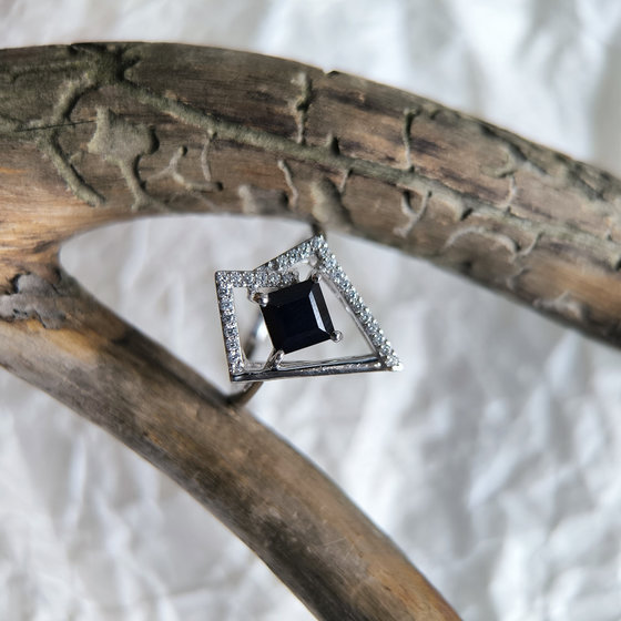 Silver ring with 1.755ct sapphire, cubic zirconia