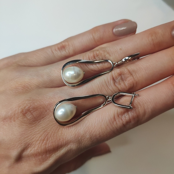 Silver earrings with pearls