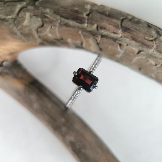 Срібна каблучка з гранатом 1.302ct