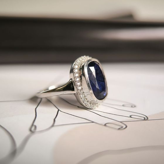 Срібна каблучка з сапфіром 5.835ct, фіанітами