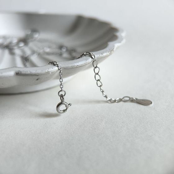 Silver necklace with mother-of-pearl