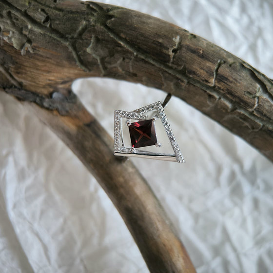 Silver ring with garnet 1.555ct