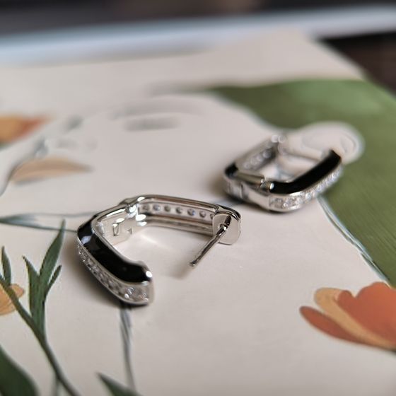 Silver earrings with phianites, semallu