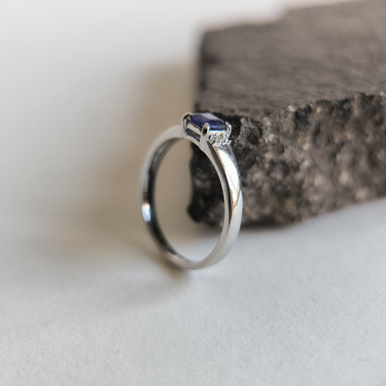 Silver ring with a 0.444-carat sapphire and cubic zirconia
