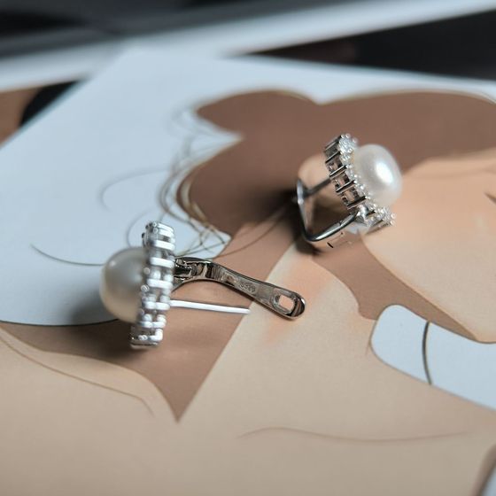 Silver earrings with pearls