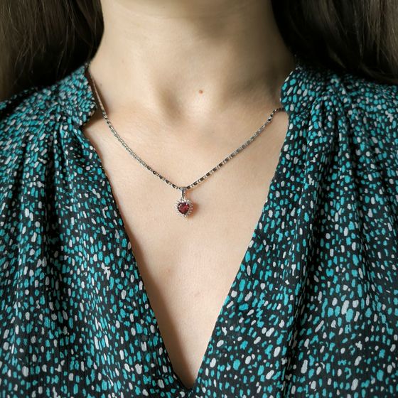 Silver pendant with a 1.144-carat garnet