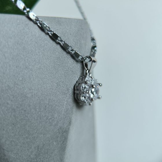 Silver pendant with phianites