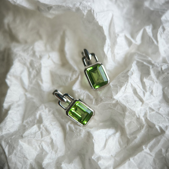 Silver Earrings with Chrysolite (2.721 ct)