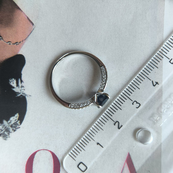 Silver ring with a 1.481-carat sapphire