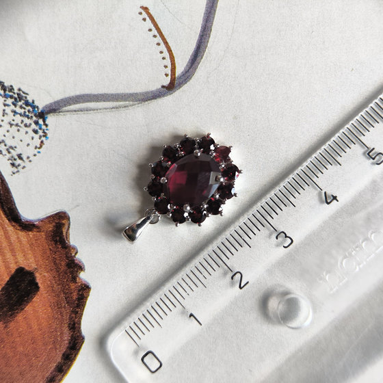 Silver pendant with a 4.007 ct nano garnet