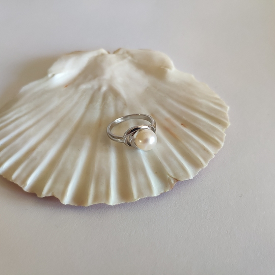 Silver ring with pearls 2.125ct