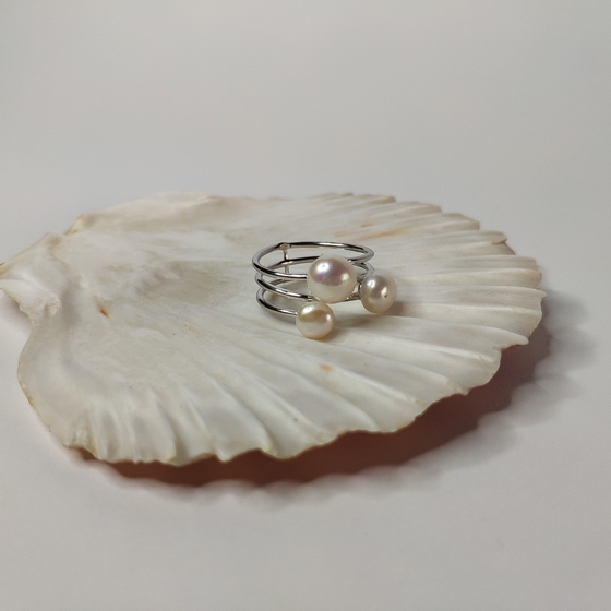 Silver ring with pearls