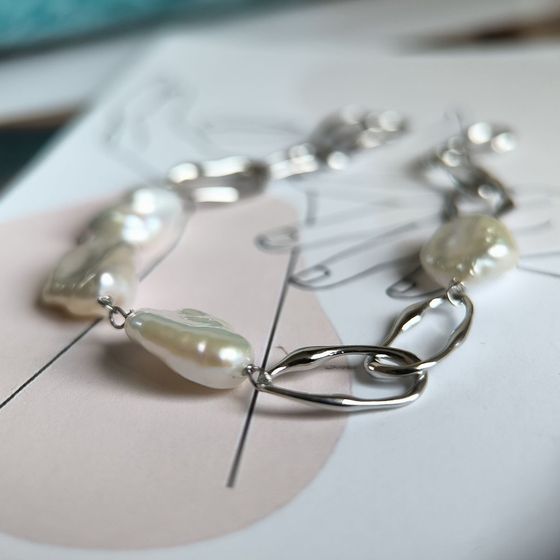 Silver bracelet with baroque pearls