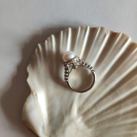 Silver ring with pearls 3.5ct