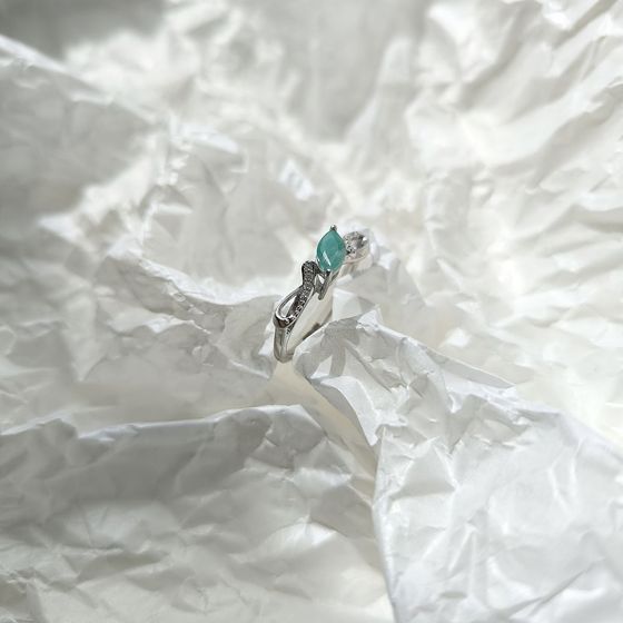 Срібна каблучка зі смарагдом 0.626ct, фіанітами