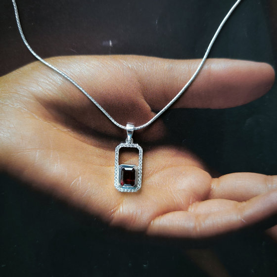 Серебряная подвеска с гранатом 1.588ct