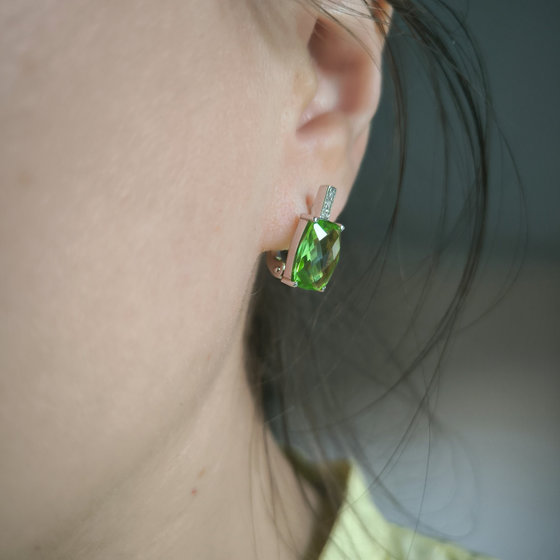 Silver Earrings with a 6.28-carat Chrysolite