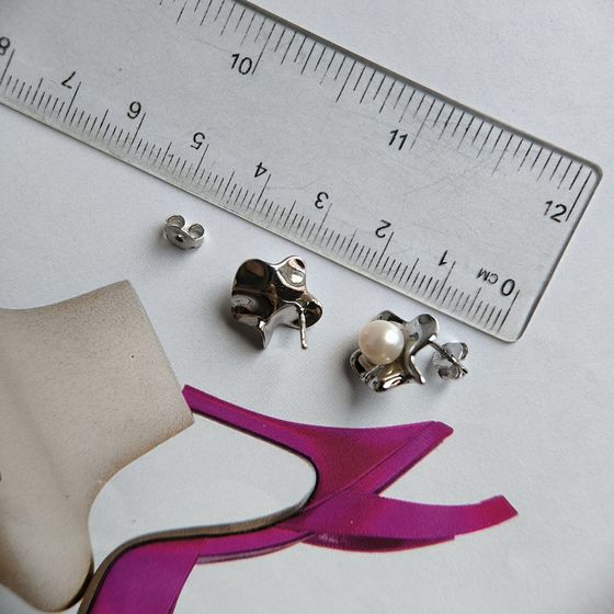 Silver earrings with pearls