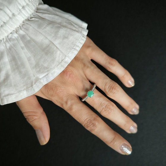Silver ring with a 1.156-carat emerald