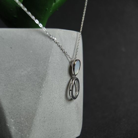 Silver necklace with mother-of-pearl