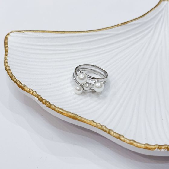 Silver ring with pearls