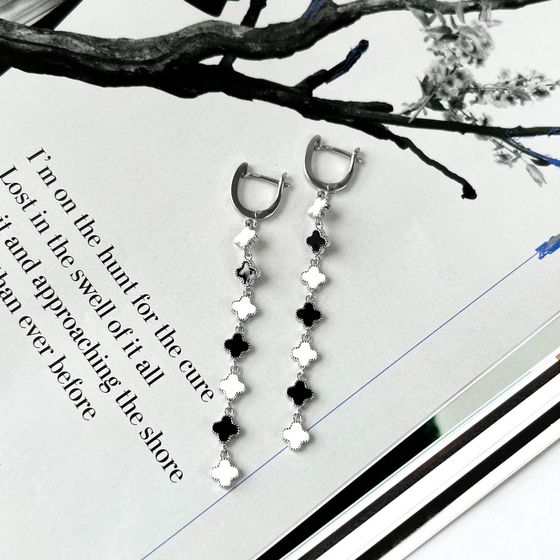 Silver earrings with yemallu