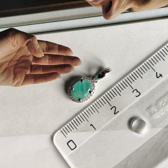 Silver pendant with a 1.45-carat emerald