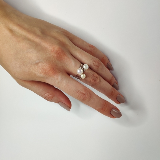 Silver ring with pearls