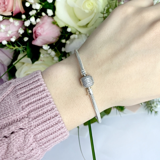 Silver bracelet with phianites