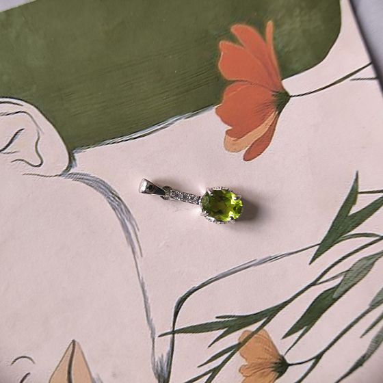 Silver pendant with a 1.755-carat chrysolite