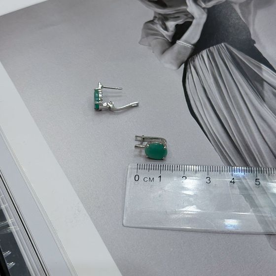Silver earrings with a 4.808-carat emerald