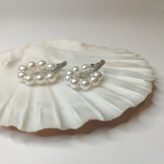 Silver earrings with pearls