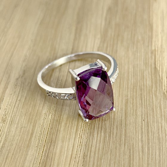 Silver ring with a 5.292-carat alexandrite